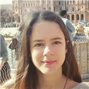 Profesor de música imparte clases a niños de todas las edades